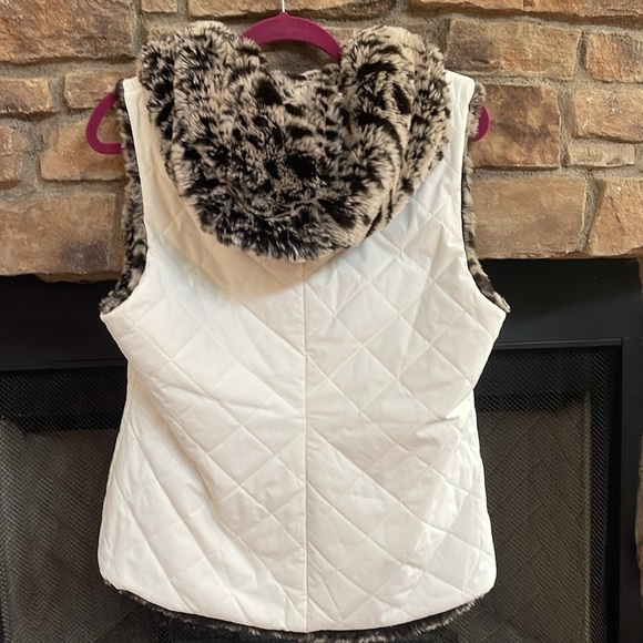 Black and white reversible vest with hood and front pockets. Size Large. - Picture 5 of 8